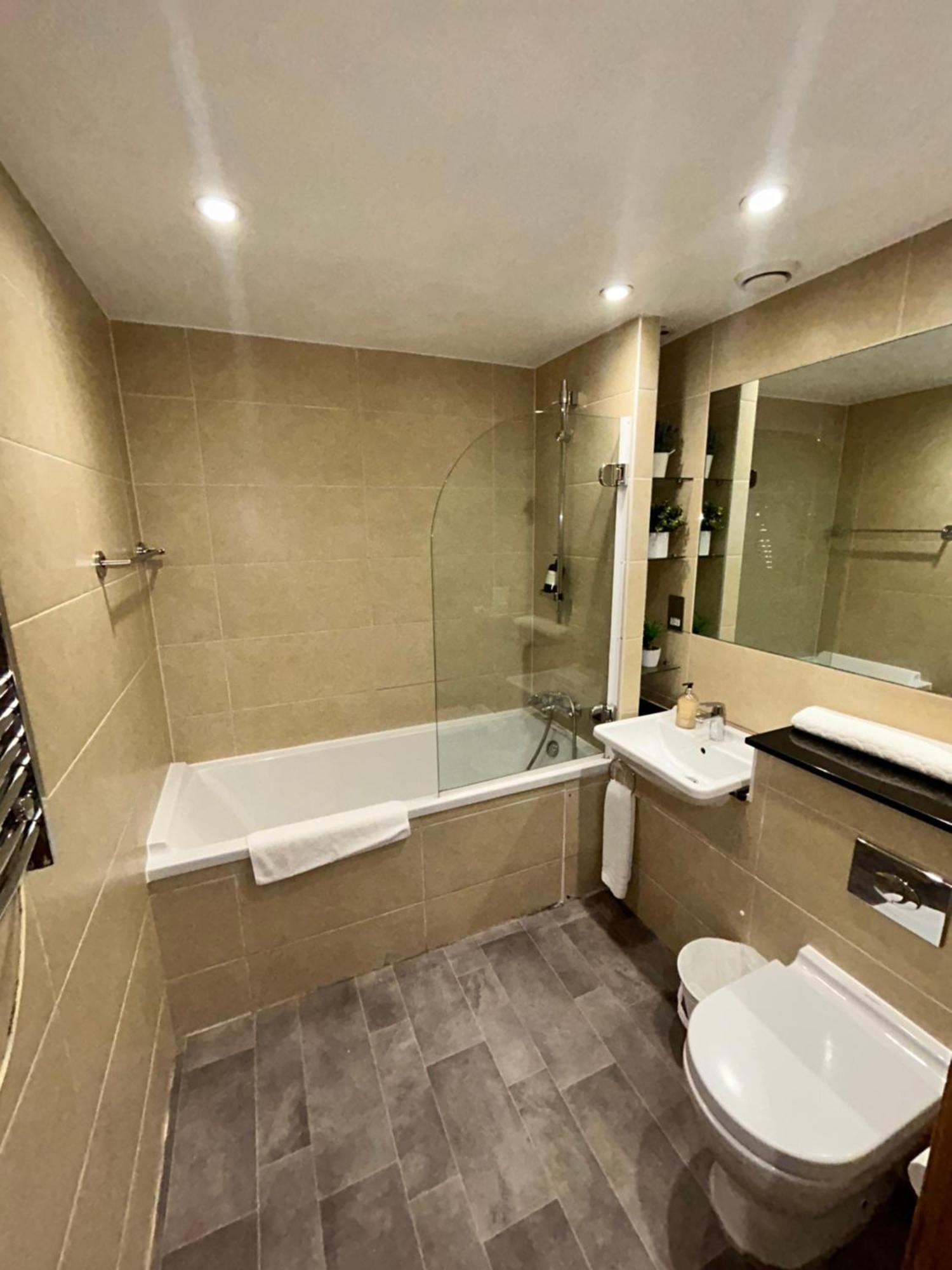 Апартаменты Bright And Modern 3 Bed Hyde Park *